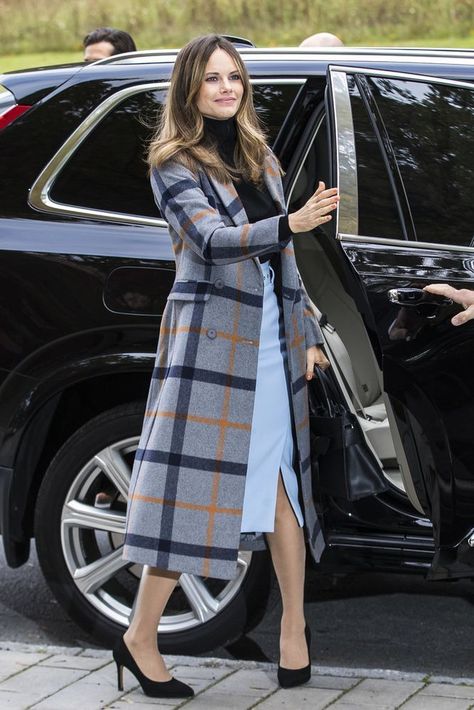 Estilo Meghan Markle, Sofia Of Sweden, Royal Clothes, Luxury Street Style, Princess Sofia Of Sweden, Sweden Fashion, Princess Sophia, Prince Carl Philip, Royal Clothing