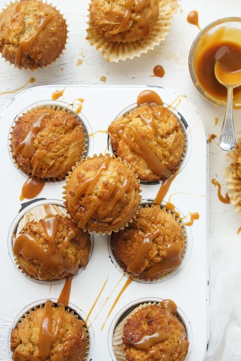 Be the first to review these drool-worthy Caramel Muffins. Essen, Caramel Muffins Recipes, Caramel Cupcakes Recipe, Caramel Muffins, Starbucks Banana, Yummy Things To Bake, Banana Caramel, Recipes Banana, Fruit Smoothie Recipes Healthy