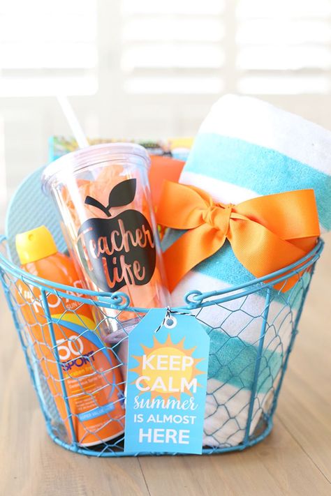 15 Teacher Gift Basket Ideas to Show Your Appreciation - What Mommy Does Gift Basket Ideas, Summer Gift Baskets, Calm Summer, Appreciation Gifts Diy, Teacher Gift Baskets, Teacher Gift Card, Teacher Appreciation Gifts Diy, Cute Teacher Gifts, Teachers Diy