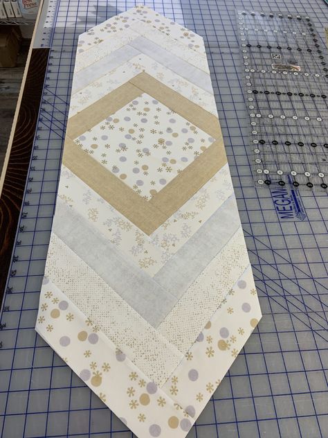 Saturday Sewing: Quilt as You Go Holiday Table Runner | Janome Life Quilt Table Runner Patterns Free, Quilted Table Runners Patterns Free, Free Table Runner Quilt Patterns, Table Runner Pattern Easy, Small Quilting Projects, Weird Patterns, Crocheting Aesthetic, Funky Crochet, Christmas Table Runner Pattern