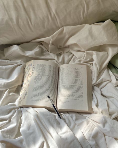 bedroom decor, books aesthetic Sleep Rituals, Reading Motivation, Vibes Aesthetic, White Books, Reading In Bed, Coffee And Books, Night Aesthetic, Book Girl, White Aesthetic