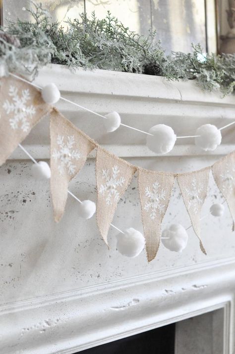 Winter Christmas Decorations, Decor After Christmas, January Decor, Case In Stile Country, Winter Garland, Winter Decorations Diy, Christmas Bunting, Christmas Mantel Decorations, Winter Wonderland Christmas