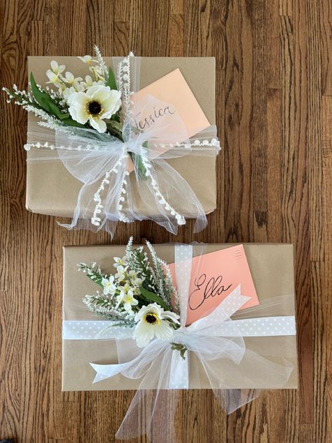 Wedding Gift Box Decorating Ideas, Quinceanera Gift Wrapping Ideas, Fall Wedding Gift Wrapping Ideas, Mother’s Day Present Wrapping, Floral Gift Wrapping Ideas, Gift Wrapping Ideas For Mother’s Day, Bride Gift Wrapping Ideas, Wedding Wrapping Ideas Gift, Wedding Favors Wrapping Ideas