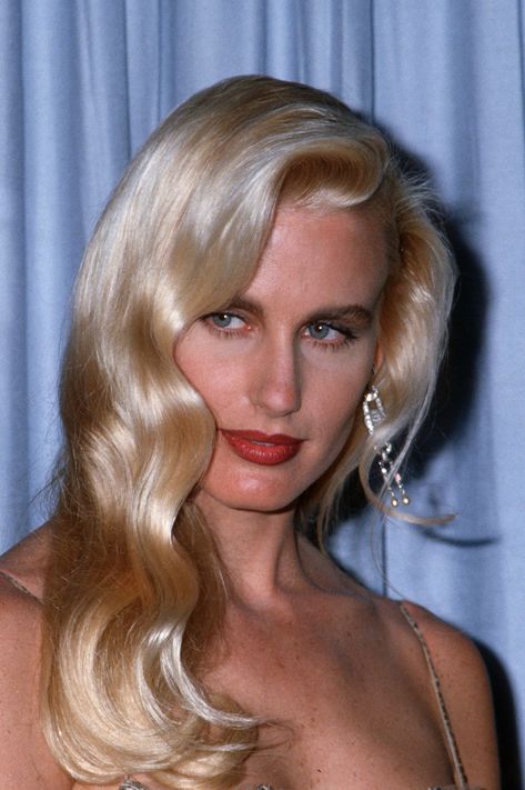 Daryl Hannah Splash, Lauren Bacall Hair, 80s Makeup Looks, Glamorous Hairstyles, 90s Actresses, Daryl Hannah, 80s Makeup, Red Lip Color, 80s Tv