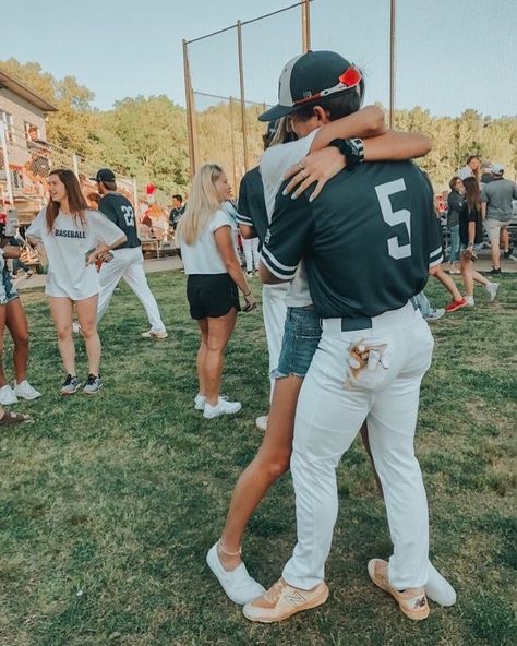 ❃ᴠsᴄᴏ ᴠɪʙᴇs❃ on Instagram: “baseball is definitely my favorite sport to watch⚾️❤️ ∗ do you like baseball? ∗ yes” Country Couples, Baseball Couples, Parejas Goals Tumblr, Sports Couples, Future Boy, The Cardigans, Shotting Photo, Athleisure Trend, Baseball Boys