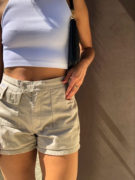 Beige Shorts Outfit Aesthetic, Khaki Shorts Outfit Aesthetic, Outfits With Khaki Shorts, Khaki Shorts Outfit Women, Beige Shorts Outfit, Shorts Outfits Women Summer, Cargo Shorts Outfits Women, Khaki Shorts Outfit, Style Cargo Shorts