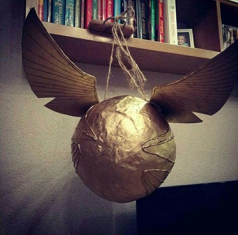 Snitch Pinata Harry Potter, Diy Harry Potter Pinata, Golden Snitch Pinata, Harry Potter Pinatas, Harry Potter Pinata Diy, Diy Snitch, Harry Potter Pinata, Harry Potter Surprise, Surprise Harry Potter