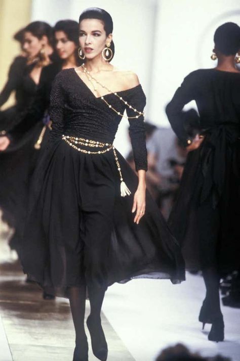 Couture, Haute Couture, 90s Chanel Runway, Chanel Classic Medium, Classic Chanel, Chanel Runway, Vintage Runway, 80s And 90s Fashion, Model Outfit