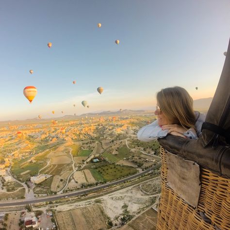 Hot air balloon at Capadocia is the most magical experience 💛 Although it is a little bit expensive, it's totally worth it!! For more pictures look at my instagram: @abreucarolinne Napa Hot Air Balloon, Self Worth Aesthetic Pictures, Hot Air Balloon Ride Aesthetic, Hot Air Balloon Insta Pics, Hot Air Balloon Ride Pictures, Hot Air Balloon Date, Air Balloon Aesthetic, Hot Air Balloon Aesthetic, Hot Air Balloon Photoshoot