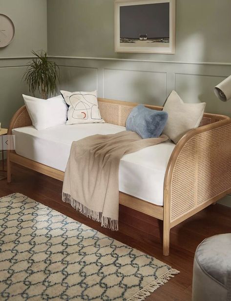 10 Beautiful Ways to Style a Daybed - Bark and Chase How To Turn A Twin Bed Into A Couch, Master Bedrooms Cottagecore, Diy Daybed Frame, Daybed In Office Room Ideas, Day Bed Guest Room, Daybed Guest Room, Bedroom With Furniture, Rattan Bedroom Furniture, Office Guest Room Combo