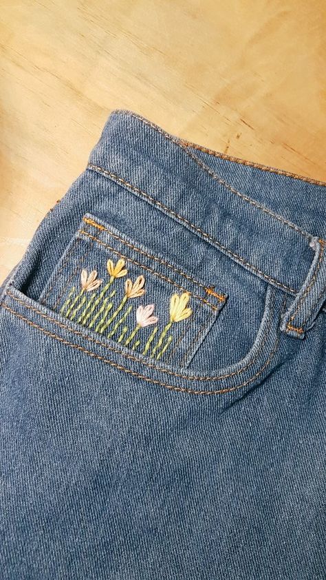 Cute Sewing Designs On Jeans, Jean Bag Embroidery, Easy Jean Embroidery Ideas, Easy Embroidery On Jeans, Jeans Back Pocket Embroidery, Cross Stitch Jeans, Embroidery Designs For Pants, Embroidery On Tie Dye, Sewing On Jeans