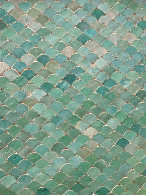 12 BATHROOM TILE TRENDS for 2017   Bathroom tiles are practical, durable and can help you to create great design features. An interesting tile can completely change the look of your bathroom. But changing your bathroom tiles is an expensive exercise, so you want to get it right. Here are some of the latest … Subway Tiles, Aqua Tiles, Aqua Kitchen, Blue Bathroom Tile, Trendy Kitchen Tile, Tile Trends, Moroccan Tiles, Marrakech Morocco, Green Bathroom