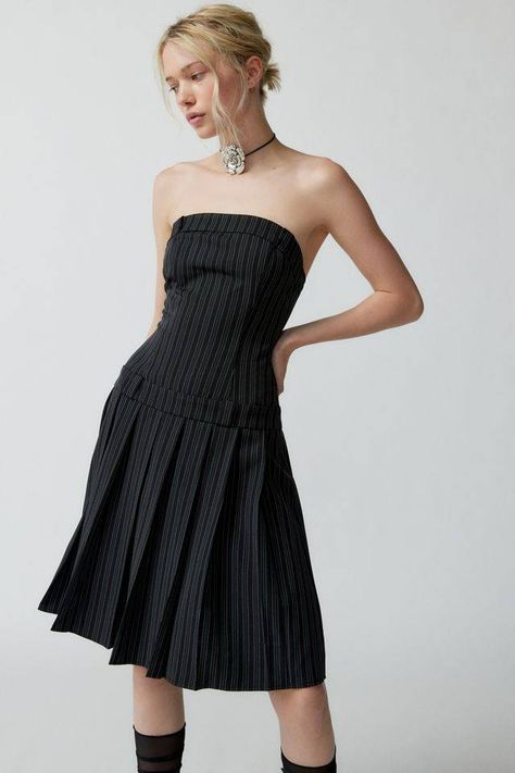 Pleated Knee Length Skirt, Drop Waist Dress Casual, Knee Length Skirt Outfit, Black Midi Dress Outfit, Short Dress Tight, Black Pleated Skirt Outfit, Pin Striped Dress, Knee Length Pleated Skirt, Midi Pleated Skirt