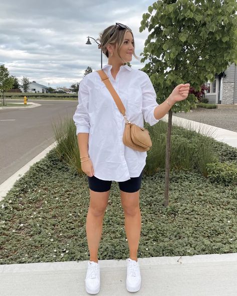 White Polo Shirt Outfit, Cycling Shorts Outfit, Bike Shorts Outfit, Polo Shirt Outfits, White Shirt Outfits, Biker Shorts Outfit, Looks Pinterest, Shirt Outfit Women, Shorts Outfits Women