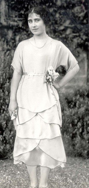 A collection of letters reveals that as a young lady (pictured here in 1921), Lady Elizabe... Tumblr, Bowes Lyon, Glamis Castle, Queen Elizabeth The Queen Mother, Young Queen Elizabeth, Lady Elizabeth, Rainha Elizabeth Ii, Queen Mum, Elisabeth Ii