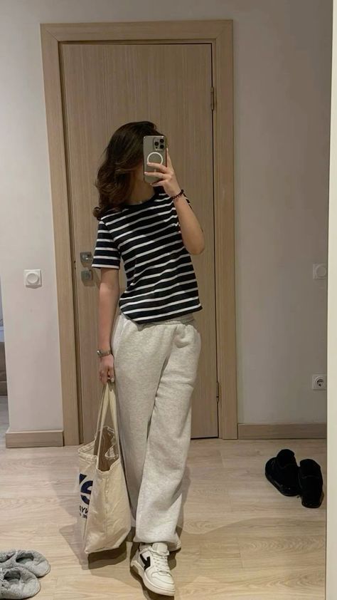 Lazy Outfits, Comfy Outfit Inspo For School, College Outfits Casual, Neat Casual Outfits, Classy Woman, Dressy Casual Outfits, Uni Outfits, Everyday Fashion Outfits, Casual Day Outfits