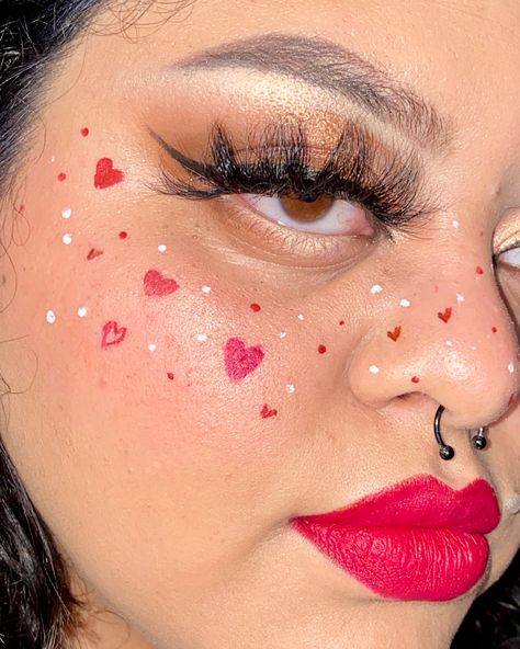 Hearts On Cheeks Makeup, Heart Freckles Makeup, Harry Styles Makeup Ideas, Valentines Day Face Paint, Hearts Face Paint, Valentines Face Paint, Amor Costume, Heart Freckles, Harry Styles Makeup