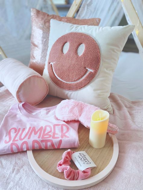 Kids Bed Pillows, Cute Pillows Aesthetic, Smiley Pillow, Smiley Face Pillow, Nice Pillows, Preppy Smiley Face, Smiley Face Pillows, Aesthetic Pillows, Preppy Pillows