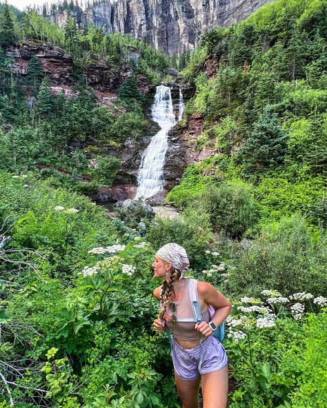 Summer Hiking Outfit Aesthetic, Garden Of The Gods Colorado Outfit, Colorado Trip Outfits Summer, Wyoming Winter Outfit, Hiking Aesthetic Pictures, Colorado Granola Aesthetic, Colorado Spring Outfit, Hiking Photo Poses, Colorado Inspo Pics