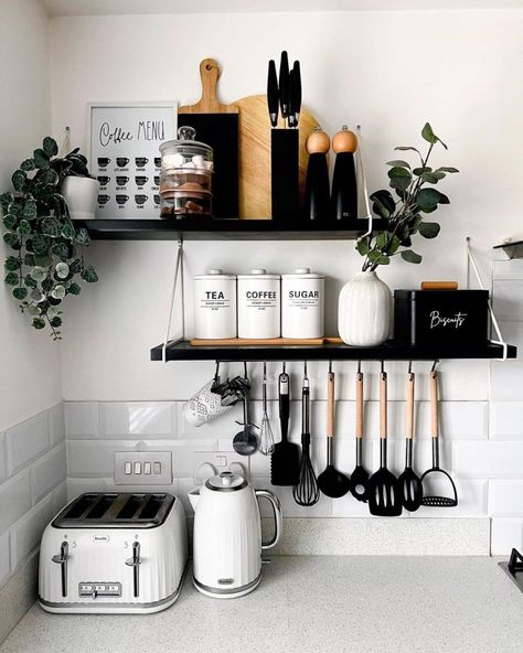 8 Tips to Make Your Small Kitchen Functional and Efficient - gramydeco.com Small Kitchen Shelf, Black Kitchen Decor, Kitchen Wall Shelves, Kitchen Shelf Decor, Small Apartment Kitchen, Kitchen Decor Apartment, White Kitchen Decor, Small Kitchen Decor, Apartment Decor Inspiration