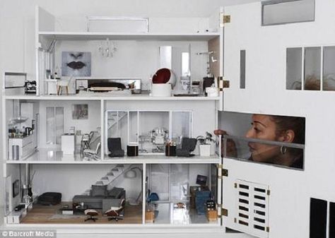 I like this doll house better than my house...it's kinda depressing. Miniature Dollhouses, Modern Dolls House, House Craft, Apartment Floor, Room Boxes, Mini Moderns, Dollhouse Ideas, Dolls House Interiors, Barbie Doll House