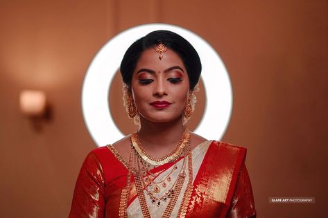 Ring Light Photography, Indian Bride Poses, Bride Photos Poses, Indian Wedding Makeup, Indian Bride Makeup, Bridal Portrait Poses, Photography Indian, Bridal Makeup Images, Engagement Photography Poses