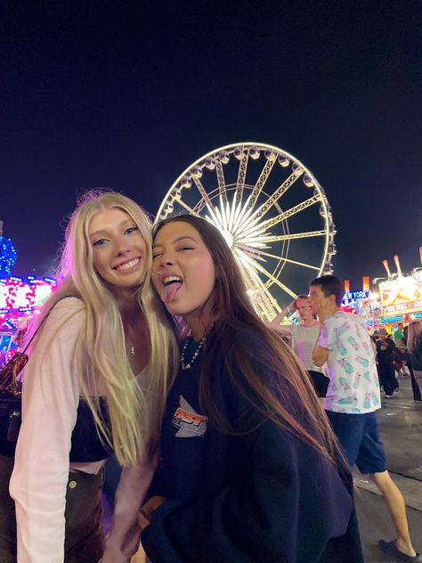 Los Angeles, Ferris Wheel Pictures Friends, Nighttime Summer Aesthetic, Fair Photos Aesthetic, Fun Fair Photoshoot, Aesthetic Carnival Pictures, Fair Photoshoot Friends, Fair Photo Ideas, Fair Pictures Friends