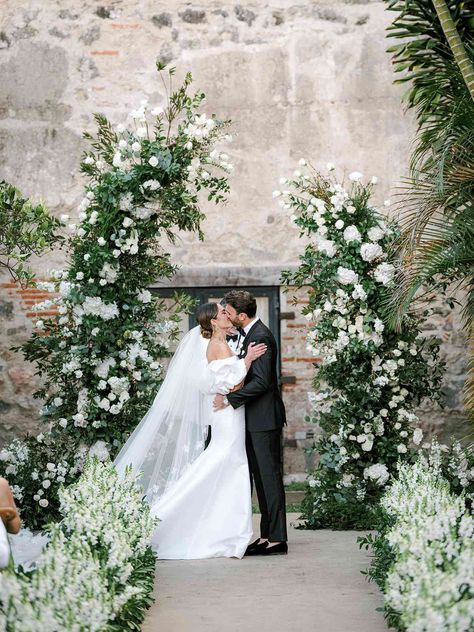 Santiago, Wedding Ceremony Floral Arch, Summer Wedding Trends, White Wedding Arch, Wedding Arches Outdoors, Floral Arch Wedding, Wedding Alters, Aisle Flowers, Wedding Ceremony Arch