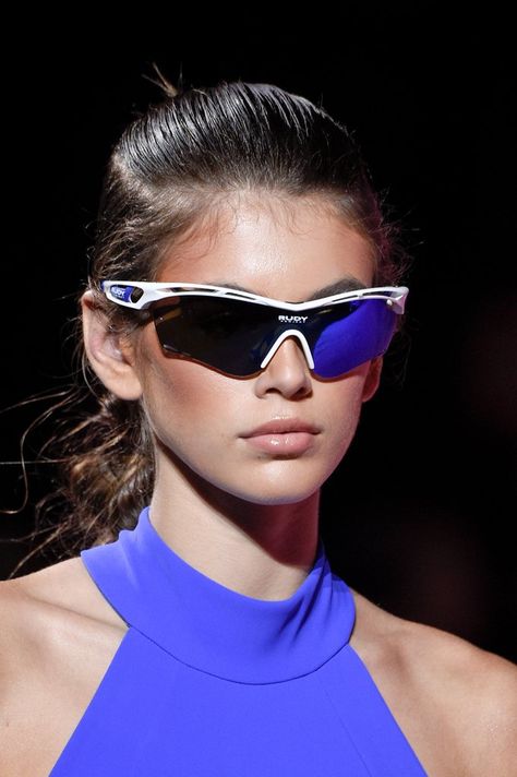 Gucci Sunglasses Couture, How To Choose Sunglasses, Goggles Fashion, Futuristic Glasses, Sunglasses Trend, Futuristic Sunglasses, Ski Sunglasses, Sporty Sunglasses, Funky Glasses