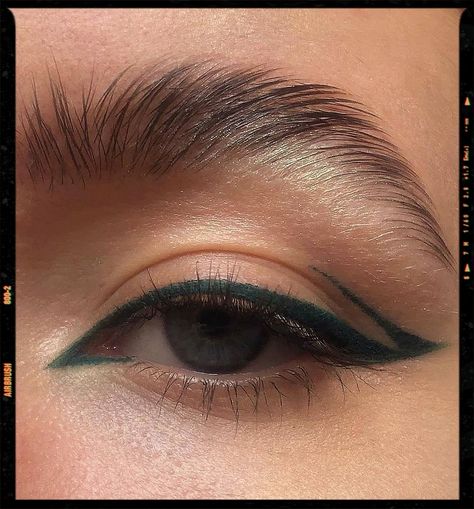 Makeup Looks - Eyeliner Idea Minimalist Green Eye Makeup, Green Eyepencil Makeup, Modern Eyeliner Looks, Brown Eyes Eyeliner Color, Eyeliner Looks Color, Green Liner Looks, Green Makeup Eyeliner, Elegant Graphic Liner, Green Eyeliner Graphic