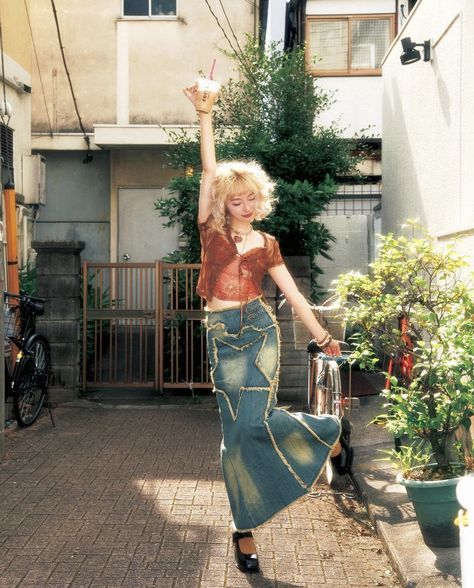 Y2K fashion, denim maxi skirt outfit, lace top Maxi Skirt Outfits, Fashion 60s, Jean Skirt Outfits, Fashion 90s, Denim Skirt Outfits, Pose Fotografi, Long Skirt Outfits, Long Denim Skirt, 90's Fashion
