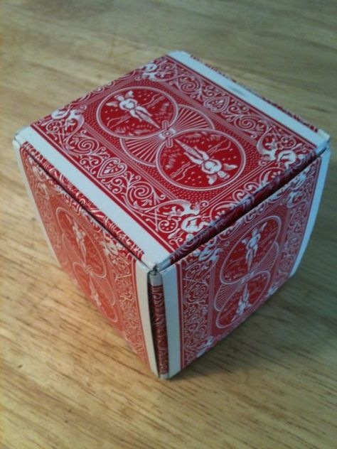 Arts & Crafts With Old Playing Cards Recycled Cardboard Upcycling, Playing Card Crafts, Upcycled Products, Diy Playing Cards, Playing Card Box, Playing Cards Art, Wrapping Presents, Gambling Gift, Card Crafts