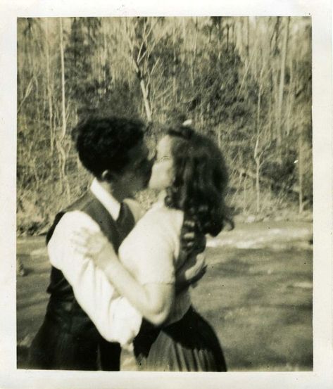 Photos Amoureux, People Kissing, Old Fashioned Love, Vintage Kiss, Romantic Kiss, Vintage Couples, Arte Van Gogh, Sweet Kisses, Vintage Romance