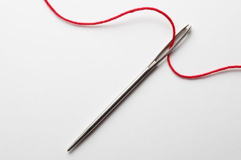 Get Ready To Have Your Mind Blown By This Genius Needle-Threading Hack Thread A Needle Hack, Needle Threading Hacks, Thread Hack, Dorm Vibes, Thread And Needle, Persian Tattoo, Sewing Shorts, Noah Kahan, Sewing Needles