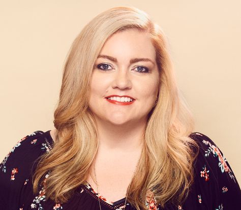 Colleen Hoover Play Rehearsal, Hoover Books, This Is Us Movie, Colleen Hoover Books, Slam Poetry, Narcissistic Mother, Mom Died, Ugly Love, Kelly Ripa