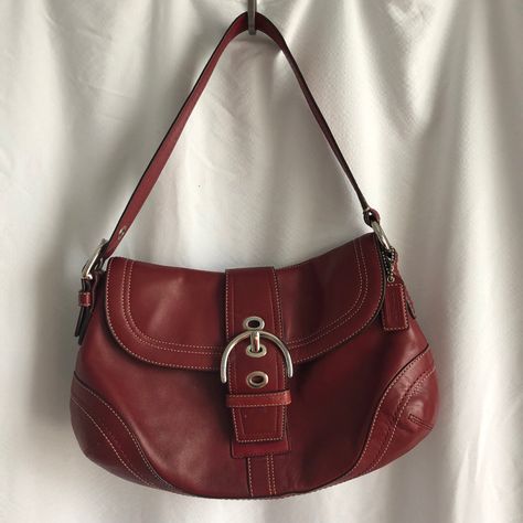 White Purse Outfit, Y2k Downtown, Vintage Bag Outfit, Red Purse Outfit, Purse Aesthetic, Shoulder Bag Outfit, Purse Outfit, Red Leather Purse, Vintage Leather Handbag