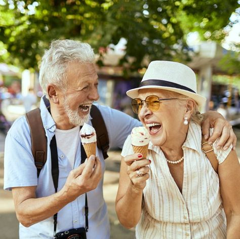 Ty A Ja, Day Of Happiness, Couple Laughing, Persona Feliz, International Day Of Happiness, Older Couples, Elderly Couples, Old Couples, True Love Stories