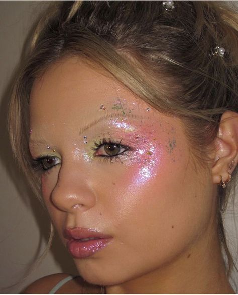 Ethereal Glitter Makeup, Heavenly Bodies Makeup, Shine Makeup Look, 90s Glitter Makeup, Wet Glitter Makeup Look, Makeup Ideas Glitter Sparkle, Editorial Glitter Makeup, Eartheater Makeup, Makeup Close Up