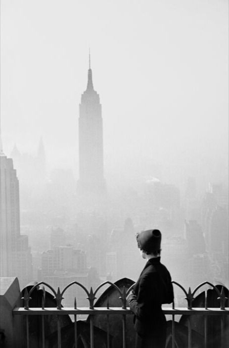 USA. New York, New York. 1955. © Elliott Erwitt. Magnum Photos. Ansel Adams, Henri Cartier Bresson, Rio De Janeiro, Elliott Erwitt, Eliot Erwitt, Elliott Erwitt Photography, Steve Mccurry, Old Photography, Documentary Photographers