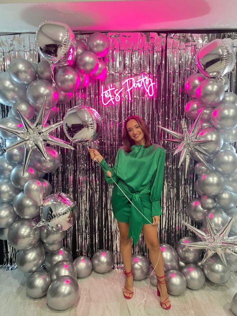 Room Decor Neon, Sign For Room, Disco Theme Party, Neon Name Sign, 70s Disco Party, Silver Balloons, Disco Birthday Party, Disco Party Decorations, Neon Birthday