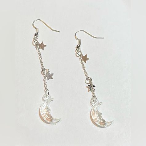 Nwt Clear And Silver Tone Moon And Stars Dangle Earrings Charm Dangle Earrings, Purple And Silver Earrings, Silver Moon Jewelry, Earrings Style Ideas, Moon Earrings Diy, Cool Toned Outfits, Starter Earrings, Star Wings, Silver Jewelry Vintage