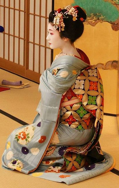 Kimono and yukata are considered as Japanese traditional clothes! And they are weared in the special festival all a year! Look Kimono, Geisha Art, Asian Inspiration, Geisha Girl, Japanese Geisha, Beautiful Kimonos, Maneki Neko, Japanese Outfits, Japanese Beauty