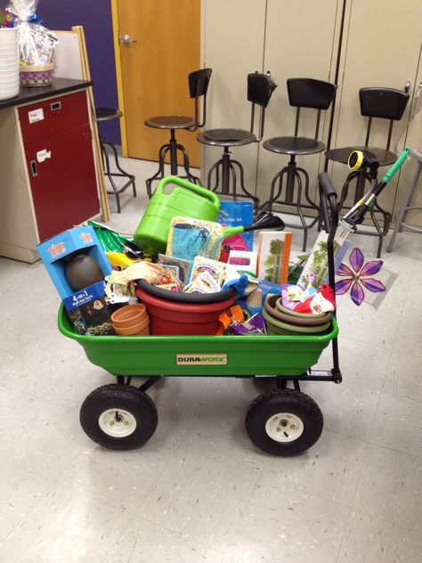 School raffle basket. Garden theme. Tricky Tray Baskets, Silent Auction Basket, Auction Gift Basket Ideas, Tricky Tray, Fundraiser Baskets, Theme Baskets, Gardening Gift Baskets, Silent Auction Baskets, Auction Basket