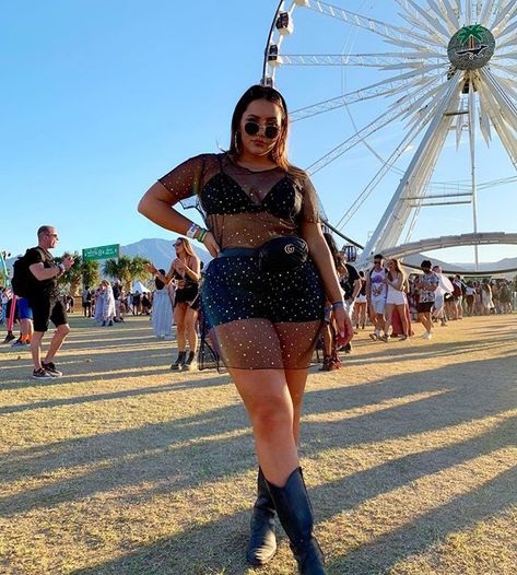 Music Festival Outfits Curvy, Cochella Outfits Curvy, Plus Size Coachella Outfit Ideas, Cochella Outfits For Plus Size, Coachella Outfit Curvy, Sueños Festival Outfit Plus Size, All Black Coachella Outfit, Lollapalooza Outfit Plus Size, Rave Outfits Midsize