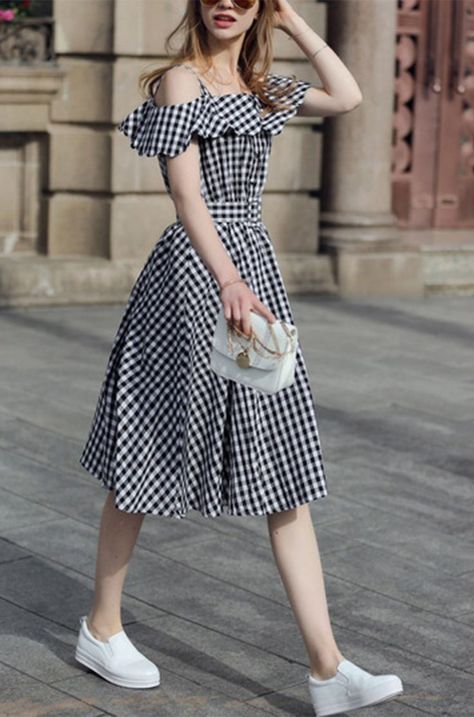 Simple easy but pretty dress look. Check the Black Checkerboard Fold Over Cold Shoulder Dress here. And more dresses here for you. Flare Dress, वेस्टर्न ड्रेस, Elegante Casual, Mode Style, Primavera Estate, Stylish Dresses, Pretty Dresses, Cute Dresses, Ideias Fashion