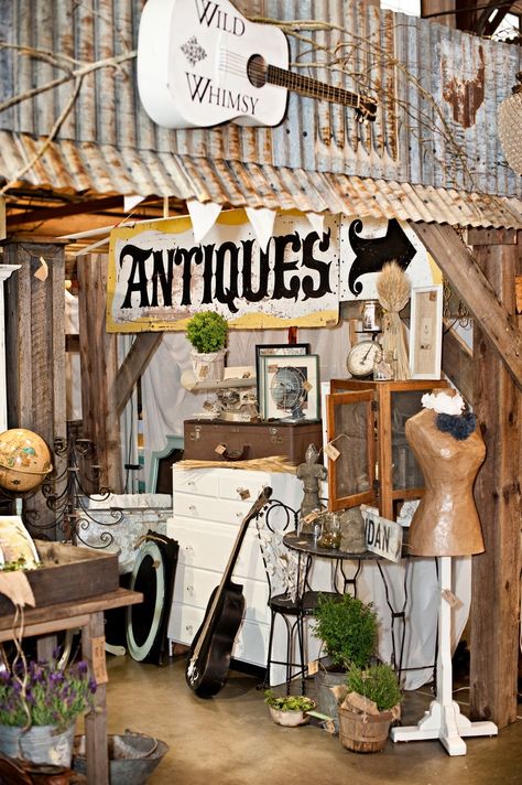 Antiques shop front...lots of good ideas displayed here Flea Market Booth, Antique Booth Displays, Antique Booth Ideas, Market Displays, Craft Show Displays, Viria, Shop Fronts, Antique Show, Vintage Display