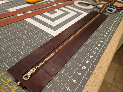 Quilting tape magic applied. Just need to trim the zipper and stitch into place. Zippered Tote Bag Tutorial, Diy Leather Tote, Quilted Bag Patterns, Leather Bag Tutorial, Leather Tutorial, How To Make Leather, Leather Working Patterns, Sew Zipper, Leather Bag Pattern