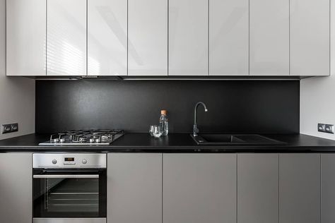 Black Granite Kitchen Countertops, White Cabinets Black Granite, Black Granite Countertops Kitchen, Modern Kitchen Units, Kitchen Black Counter, White Kitchen Units, Black Granite Kitchen, Black Kitchen Countertops, Modern Black Kitchen