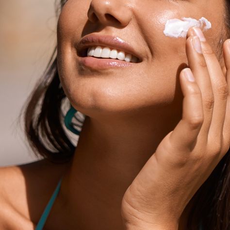 Should You Apply Sunscreen Before or After Moisturizer? Derms Weigh In - Allure Face Sunscreen Aesthetic, Suncream Face Photography, Moisturizer Aesthetic Photography, Applying Sunscreen Aesthetic, Sunscreen Aesthetic Photography, Suncream Aesthetic, Suncream Face, Sunscreen Photoshoot, Sunscreen Photography