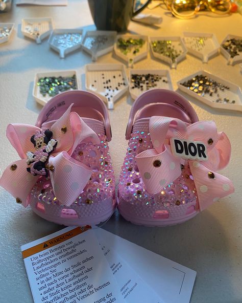 Baby Bling Crocs, Minnie Mouse Crocs, Croc Bling Ideas, Minnie Mouse Stuff, Croc Ideas, Custom Baby Shoes, Bedazzled Shoes Diy, Bling Baby Shoes, Bling Crocs